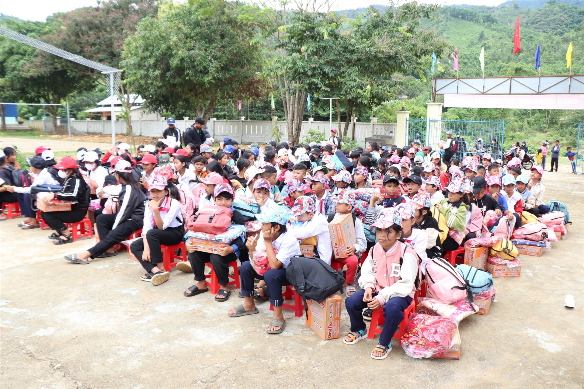 Nhóm thiện nguyện Đồng Hành (TP.Hồ Chí Minh) tặng quà  học sinh Trường THCS Lý Tự Trọng (Bắc Trà My). Ảnh: BÙI TRÚC