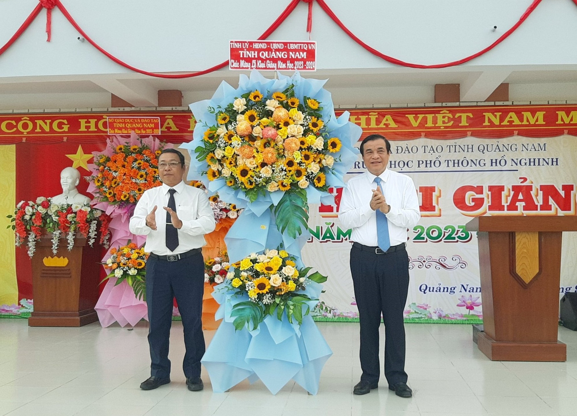 Bí thư Tỉnh ủy Phan Việt Cường tặng lẵng hoa chúc mừng nhà trường. Ảnh: N.S