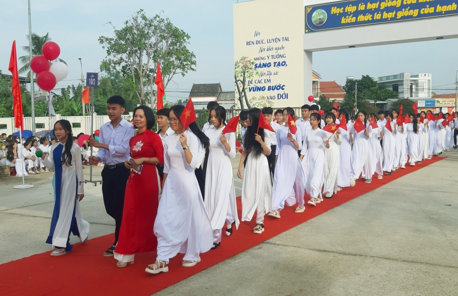Trường THPT Hồ Nghinh chào đón các em học sinh lớp 10. Ảnh: N.S