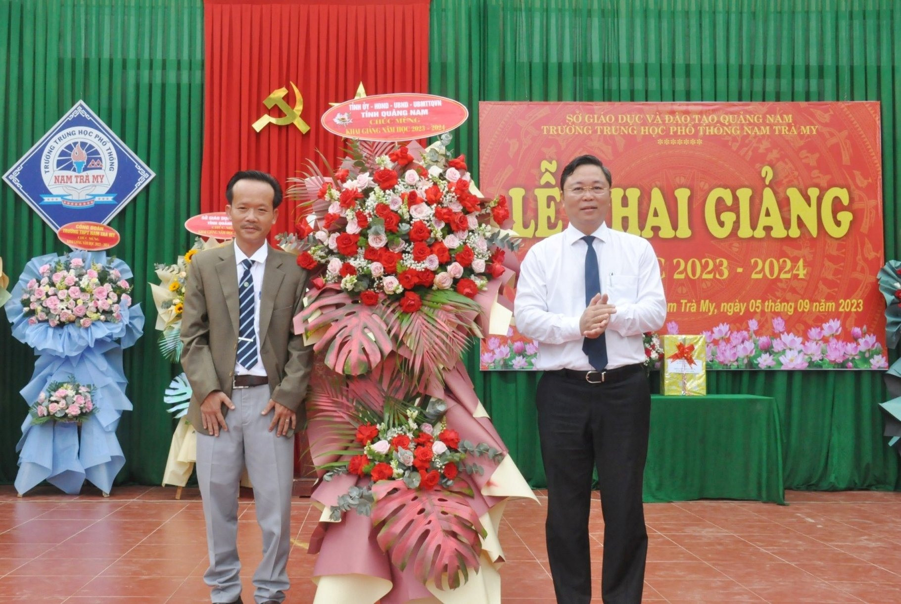 Chủ tịch UBND tỉnh UBND tỉnh Lê Trí Thanh tặng lẵng hoa chúc mừng năm học mới thầy và trò Trường THPT Nam Trà My