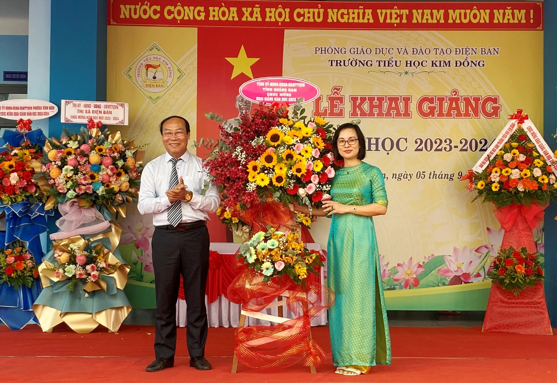 Chủ tịch Ủy ban MTTQ Việt Nam tỉnh Võ Xuân Ca tặng hoa chúc mừng khai giảng năm học mới