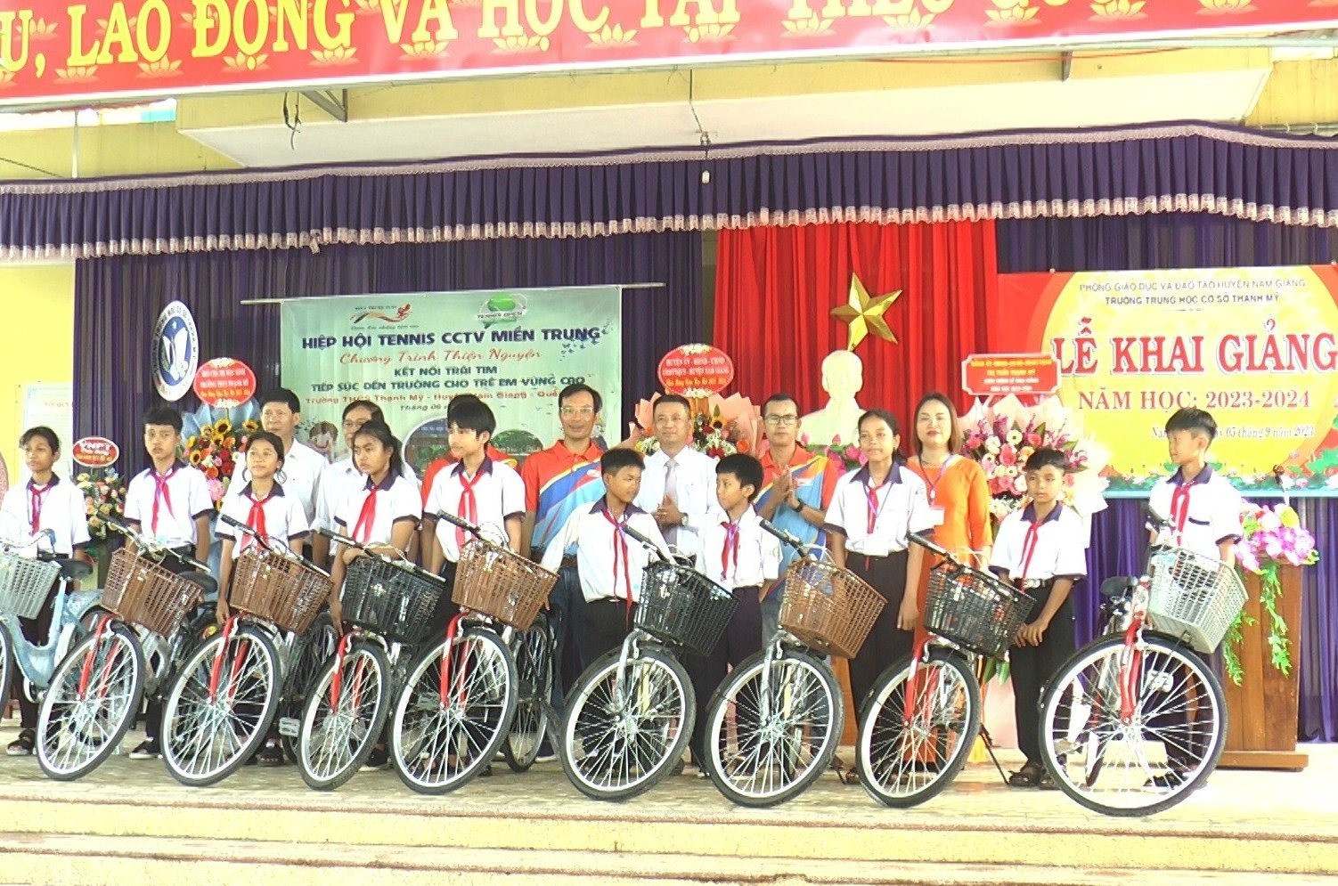 Hiệp hội tennis CCTV Miền Trung trao tặng 20 xe đạp cho HS có hoàn cảnh khó khăn vượt khó học tập.