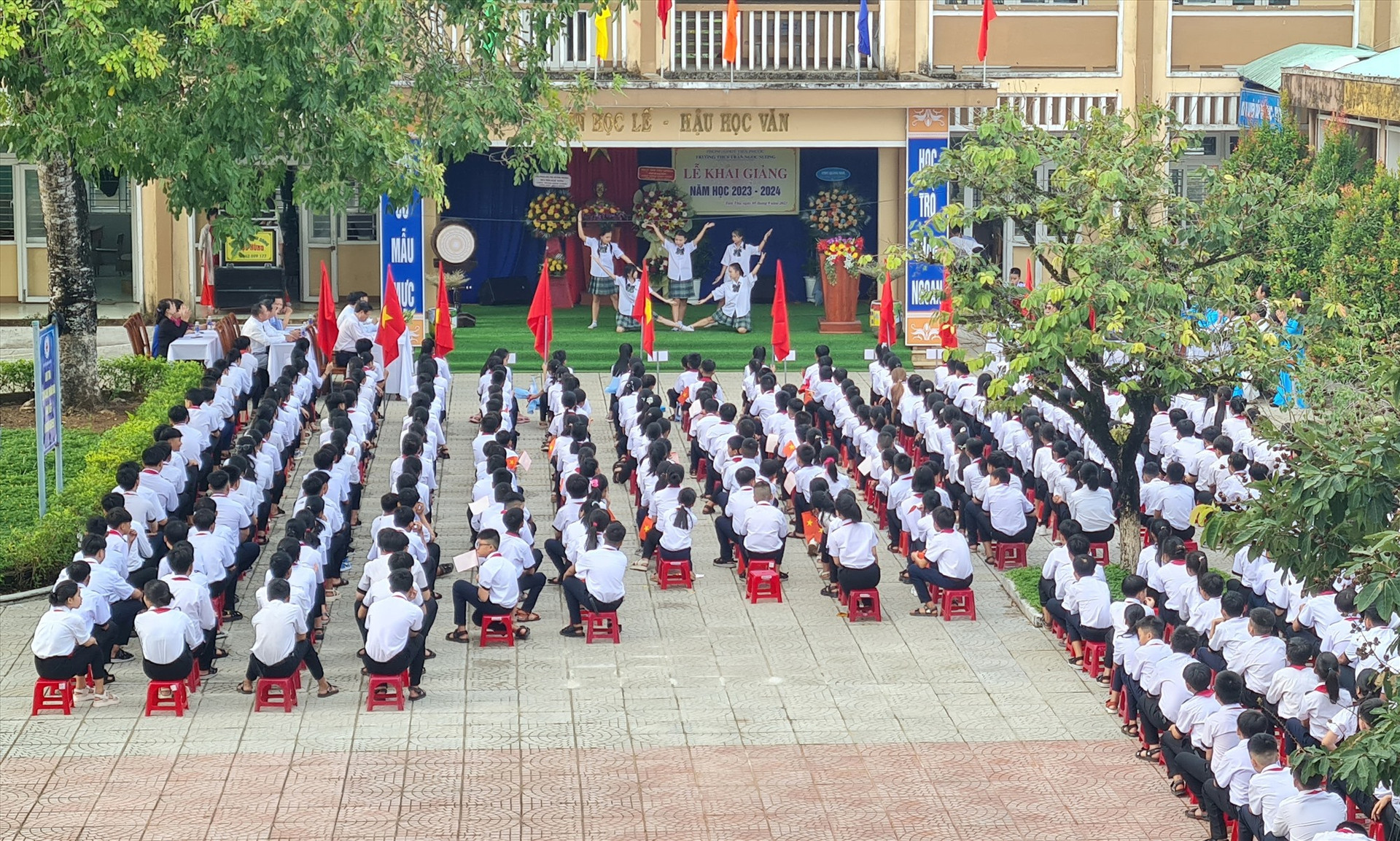 Quang cảnh lễ khai giảng năm học mới tại Trường THCS Trần Ngọc Sương.
