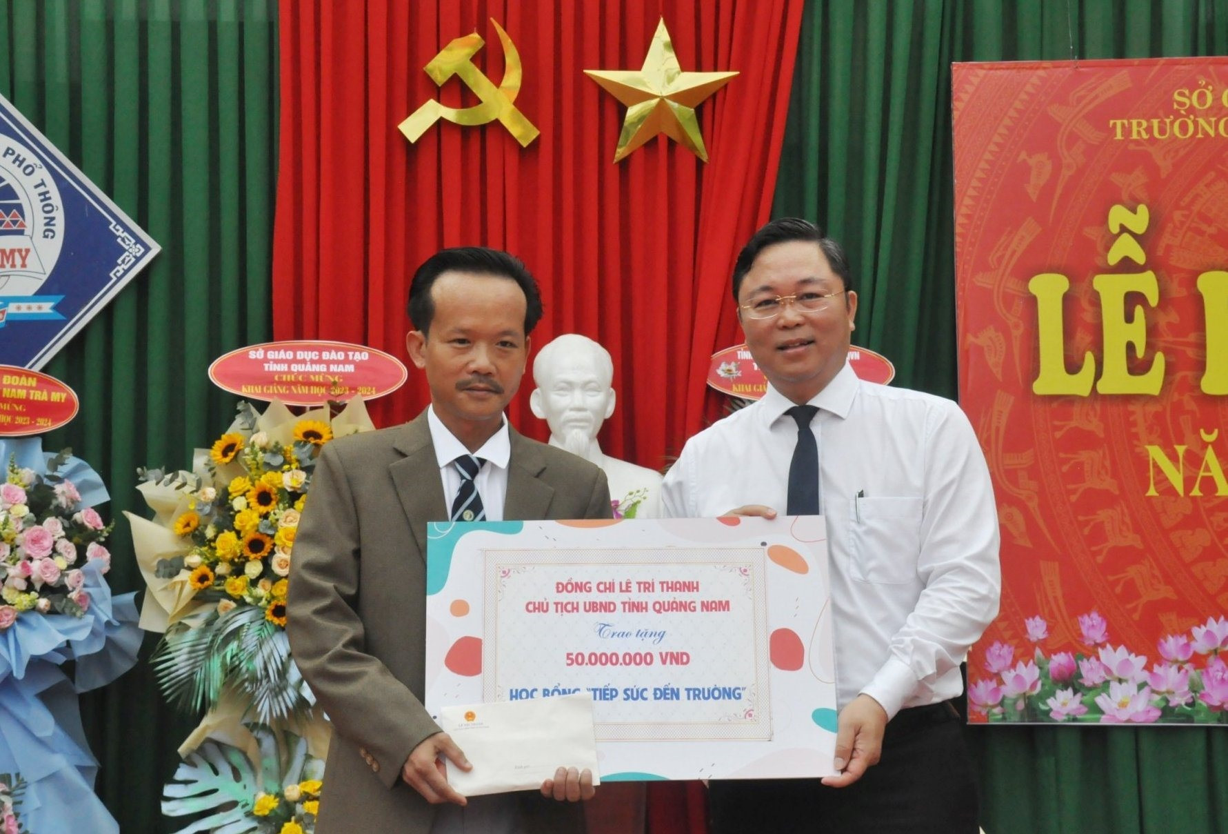 Đồng chí Lê Trí Thanh tặng học bổng “Tiếp sức đến trường” cho các HS có hoàn cảnh khó khăn của Trường THPT Nam Trà My. Ảnh: N.Đ