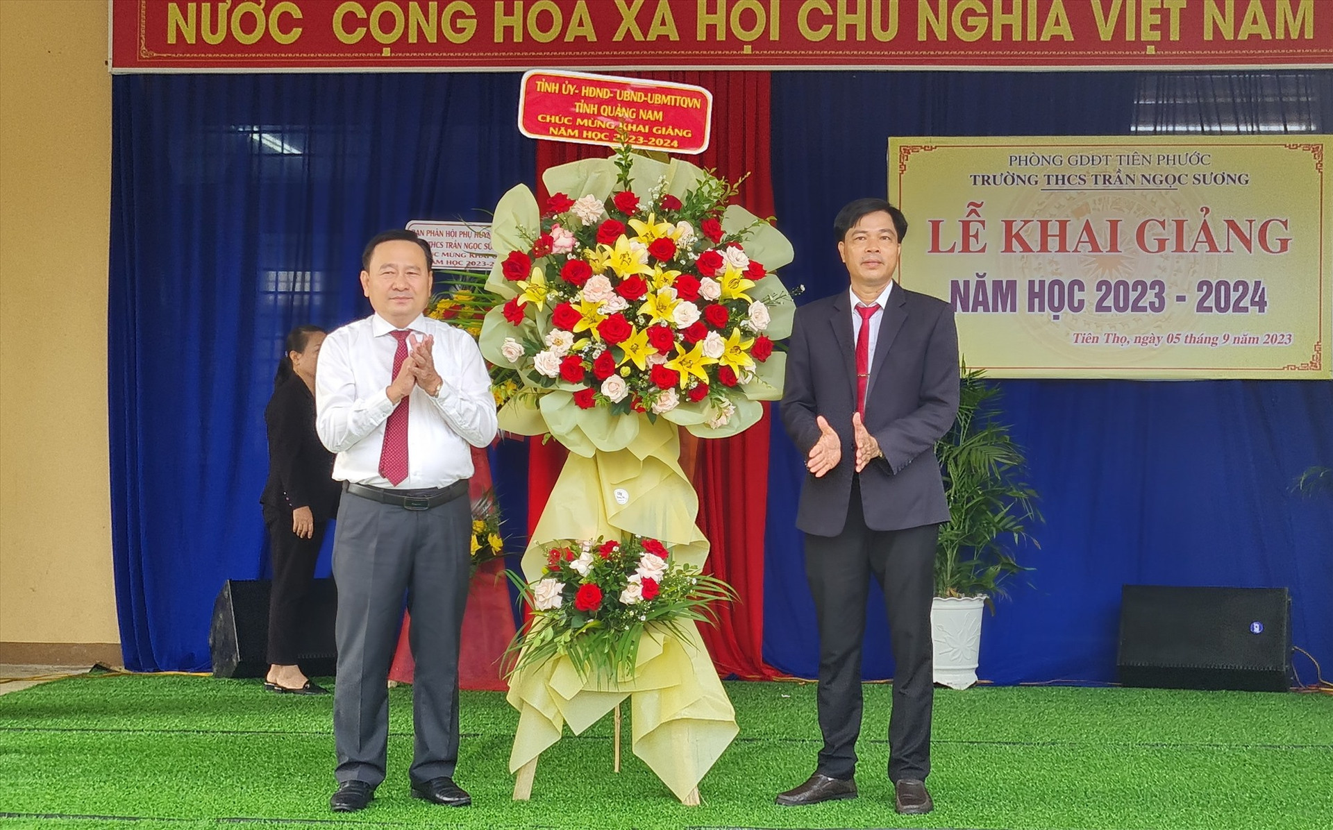 Phó Chủ tịch HĐND tỉnh Nguyễn Công Thanh tặng hoa chúc mừng năm học mới tại Trường THCS Trần Ngọc Sương.