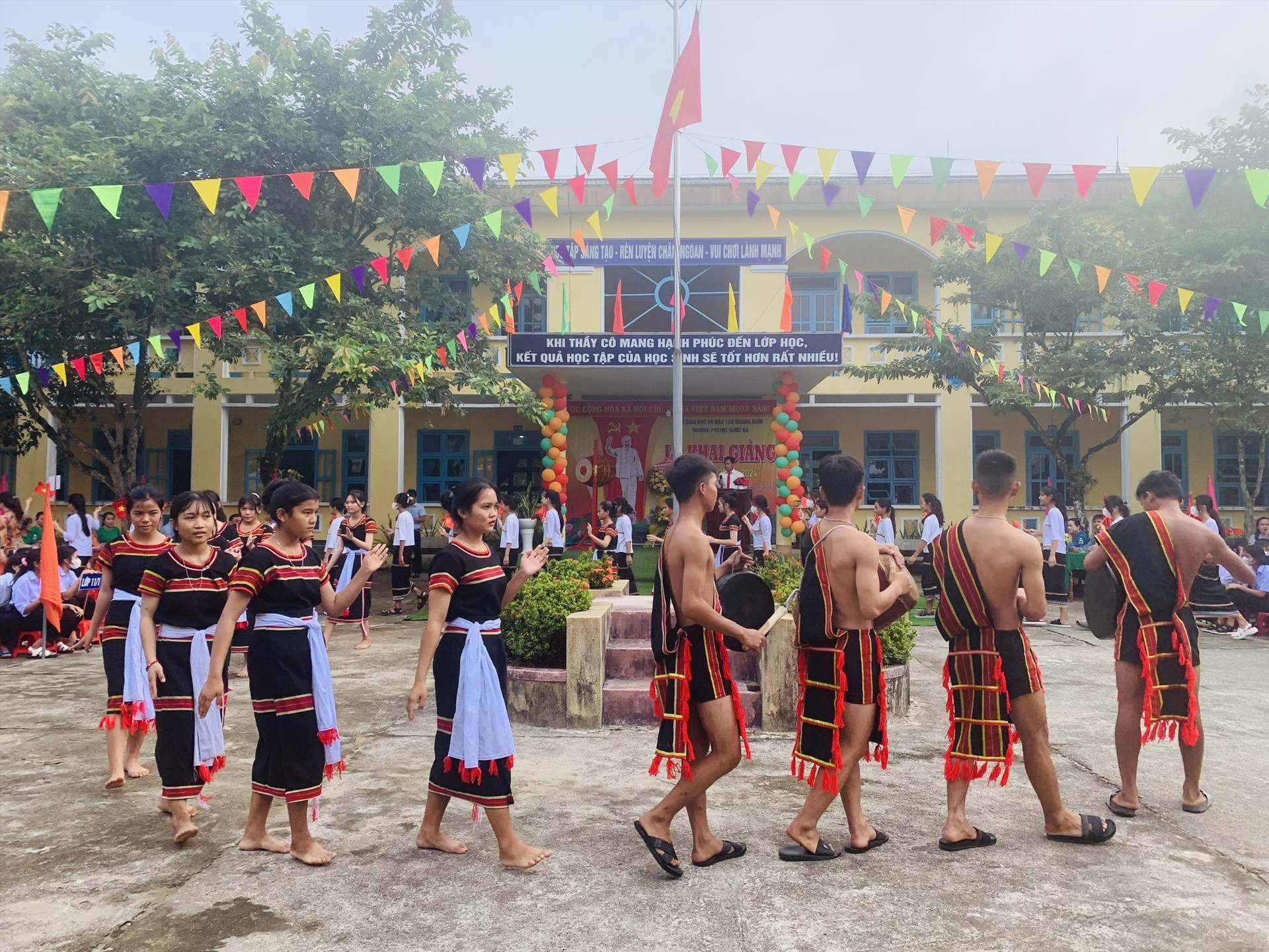 Các em học sinh Trường PTDTNT Nước Oa huyện Bắc Trà My múa cồng chiêng mừng năm học mới. Ảnh TÚ VÂN