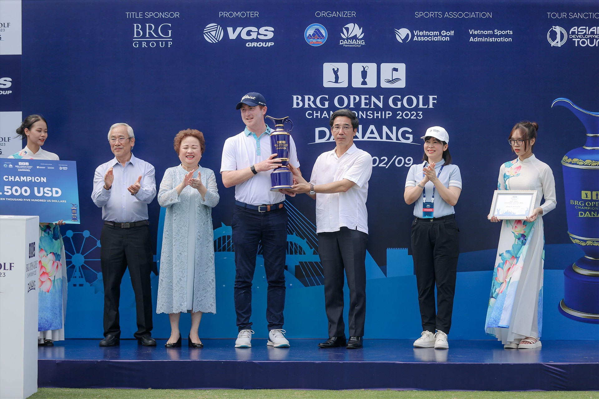 Lãnh đạo UBND TP Đà Nẵng và Tập đoàn BRG trao cup vô địch Lễ hội Du lịch golf Đà Nẵng 2023 cho Gôn thủ Aaron Wilkin (Người Úc). Ảnh XL