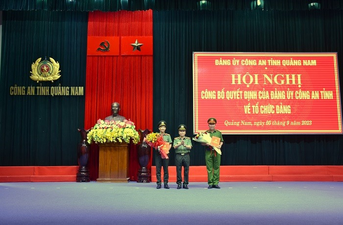 Thiếu tướng Nguyễn Đức Dũng trao quyết định của Đảng ủy Công an tỉnh cho 2 tổ chức đảng sau sáp nhập. Ảnh: M.T