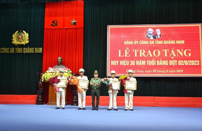 Thiếu tướng Nguyễn Đức Dũng trao Huy hiệu 30 năm tuổi Đảng cho 4 đảng viên trực thuộc Đảng bộ Công an Quảng Nam. Ảnh: Q.H