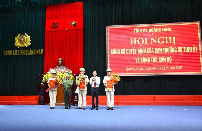 Đồng chí Nguyễn Chín trao quyết định chuẩn y cho Đại tá Nguyễn Hà Lai. Ảnh: Q.H