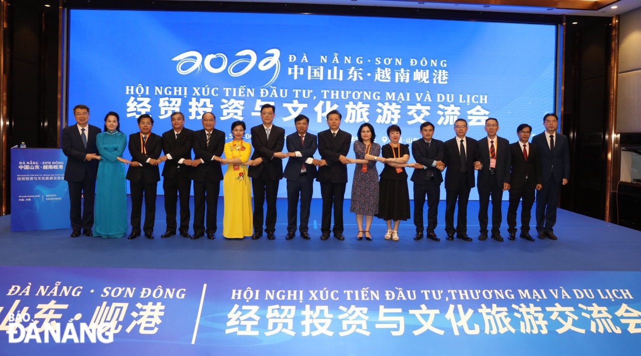 Đại biểu hai địa phương tham gia hội thảo.