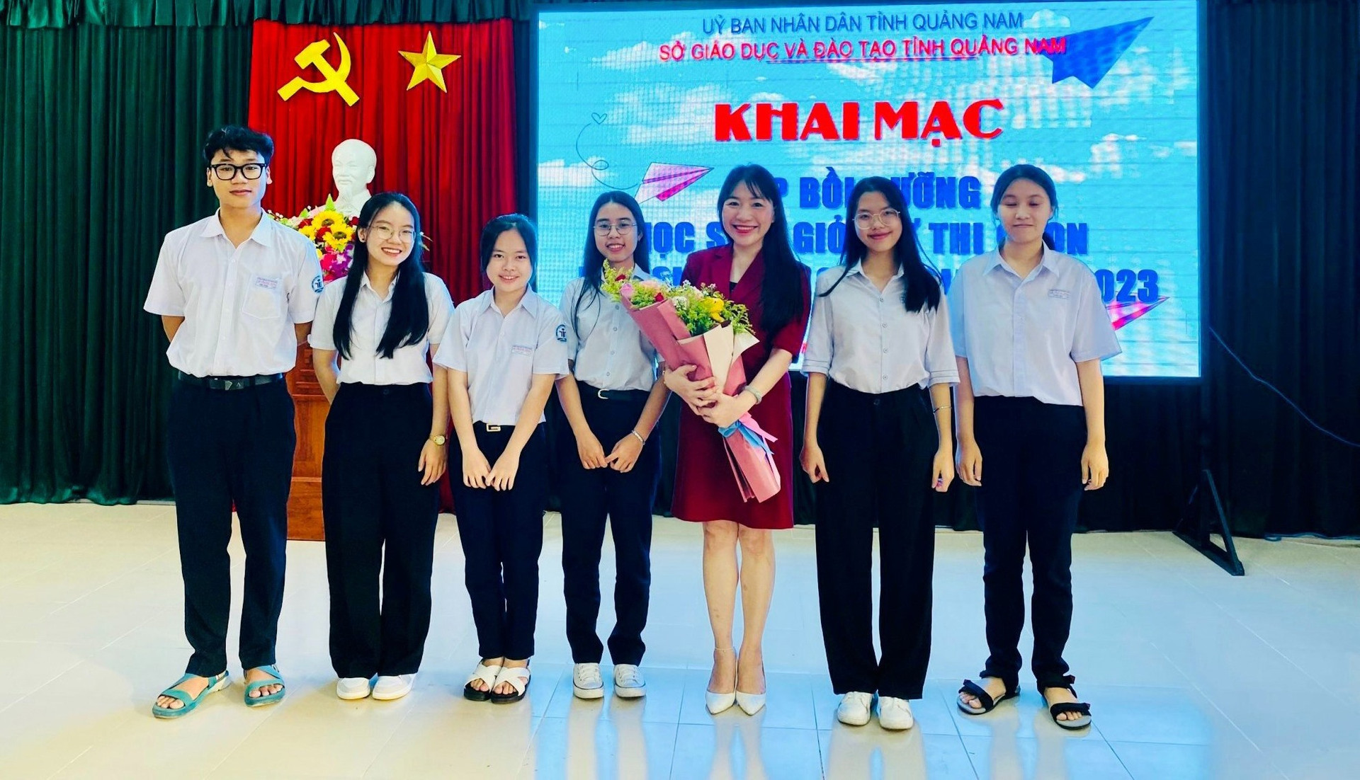 Đội tuyển học sinh giỏi Văn của Trường THPT chuyên Lê Thánh Tông cùng cô giáo Văn Phương Trang. Ảnh: NVCC