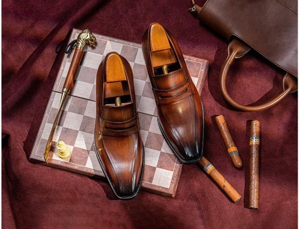 Giày da Gento thu hút khách hàng bởi sự kết hợp hoàn hảo giữa thiết kế và chất liệu da thật.