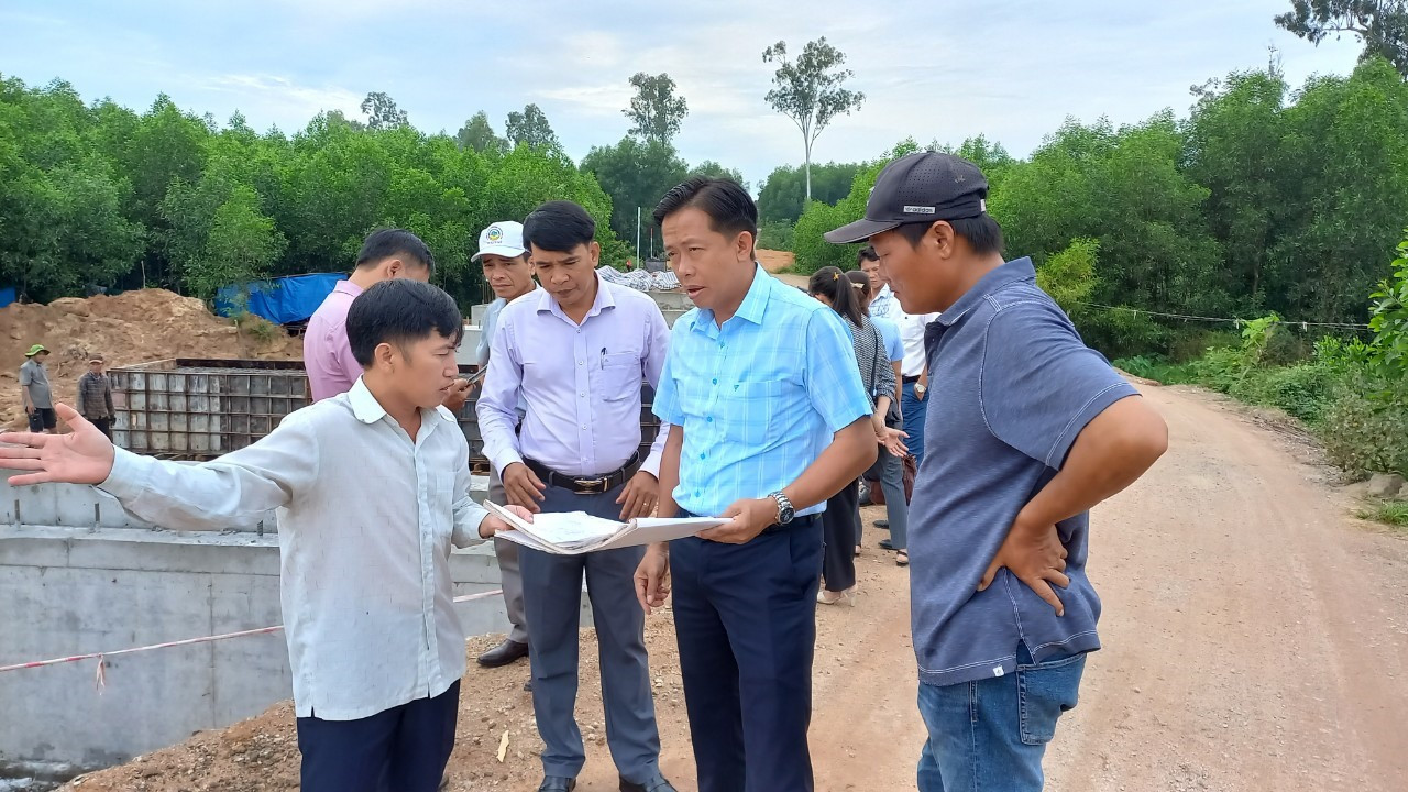 Lãnh đạo huyện Quế Sơn kiểm tra tiến độ thi công dự án mở rộng tuyến đường ĐH3. Ảnh: Duy Thái