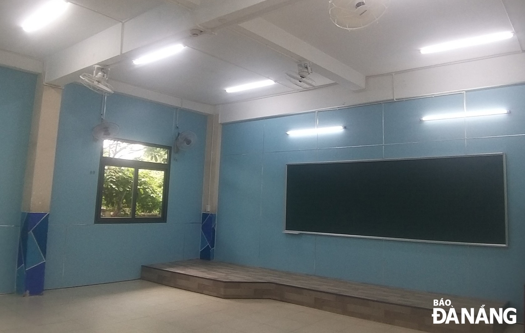 Sảnh tầng 1 của Trường Tiểu học Duy Tân (quận Liên Chiểu) được ngăn làm 3 phòng học nhưng chưa có bàn ghế. NGỌC HÀ