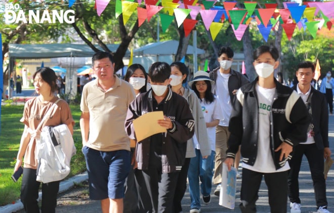Phụ huynh, sinh viên đăng ký nhập học tại Trường ĐH Kinh tế. Ảnh: NGỌC HÀ