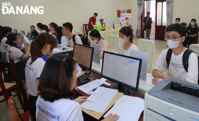 Trường ĐH Kinh tế chia thời gian nhập học cho từng nhóm ngành nhằm tránh tình trạng quá tải. Ảnh: NGỌC HÀ