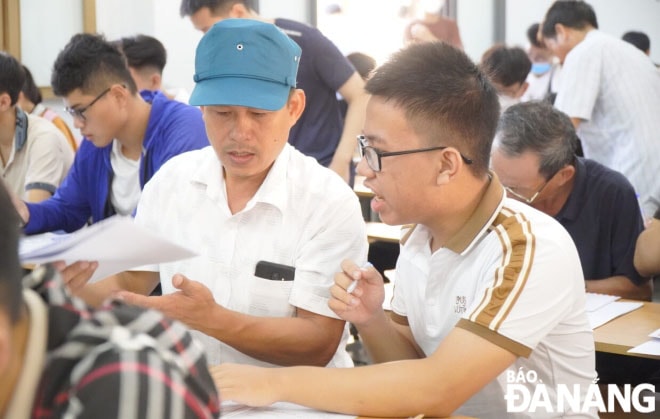 Nhiều phụ huynh dành thời gian dẫn con nhập học tại Trường ĐH Bách khoa, ĐH Đà Nẵng. Ảnh: NGỌC HÀ