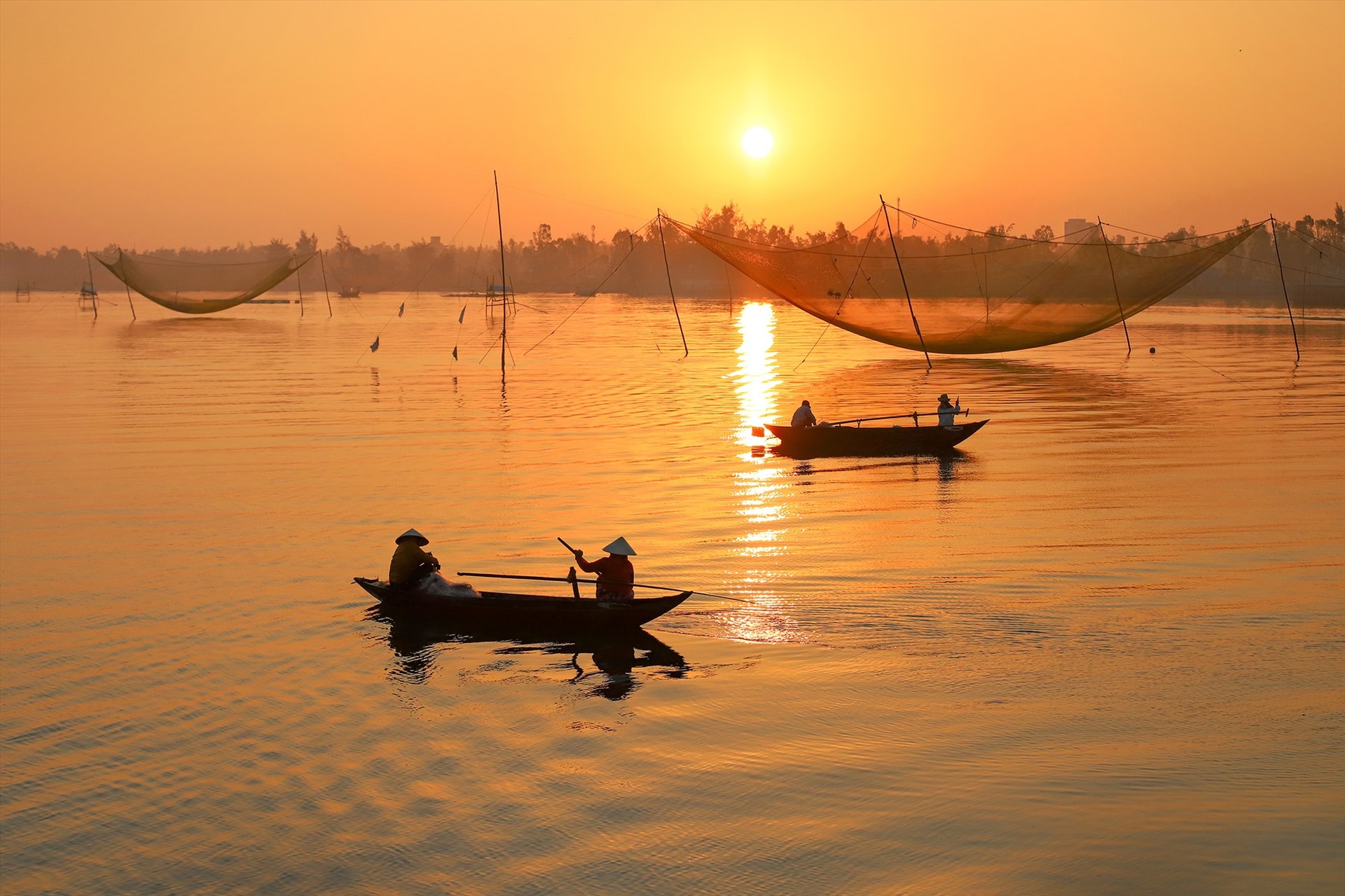 Ca dao, tục ngữ xuất phát từ đời sống lao động. Ảnh minh họa: Thả lưới trên sông. Ảnh: Đặng Kế Đông