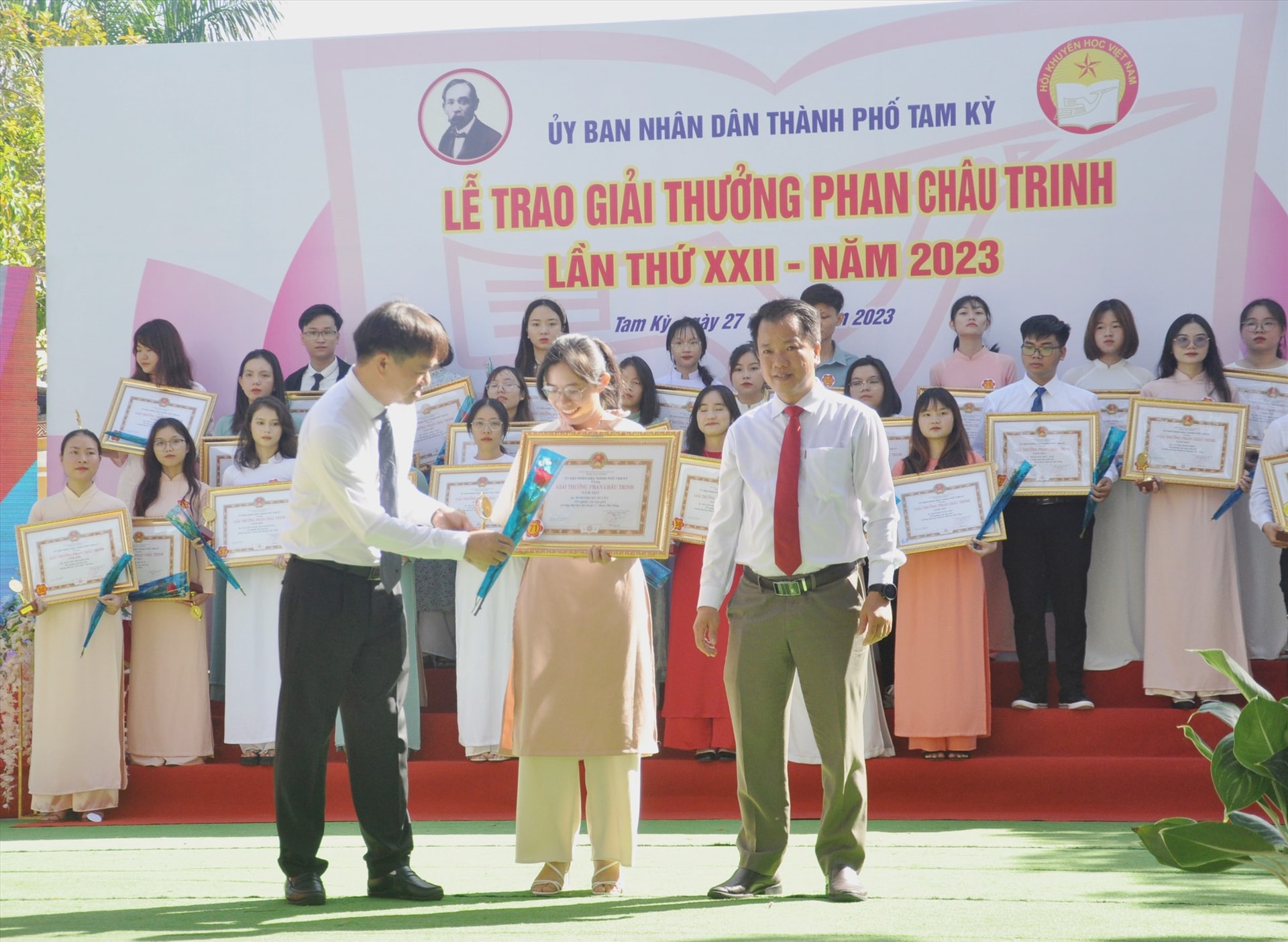 Giải thưởng Phan Châu Trinh vinh danh con em Tam Kỳ xuất sắc trong học tập, nghiên cứu. Ảnh: A.S