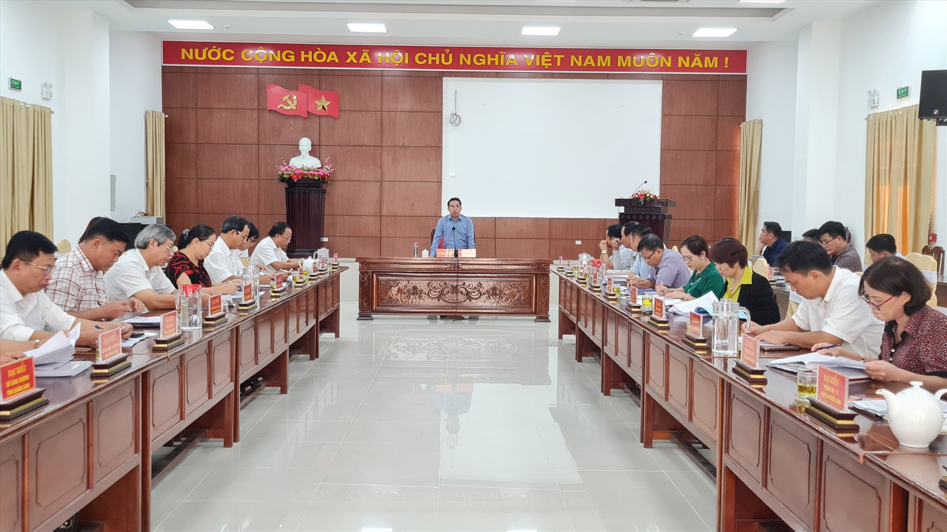 Phó Chủ tịch UBND tỉnh Trần Anh Tuấn chủ trì buổi làm việc với huyện Phước Sơn. Ảnh: D.L