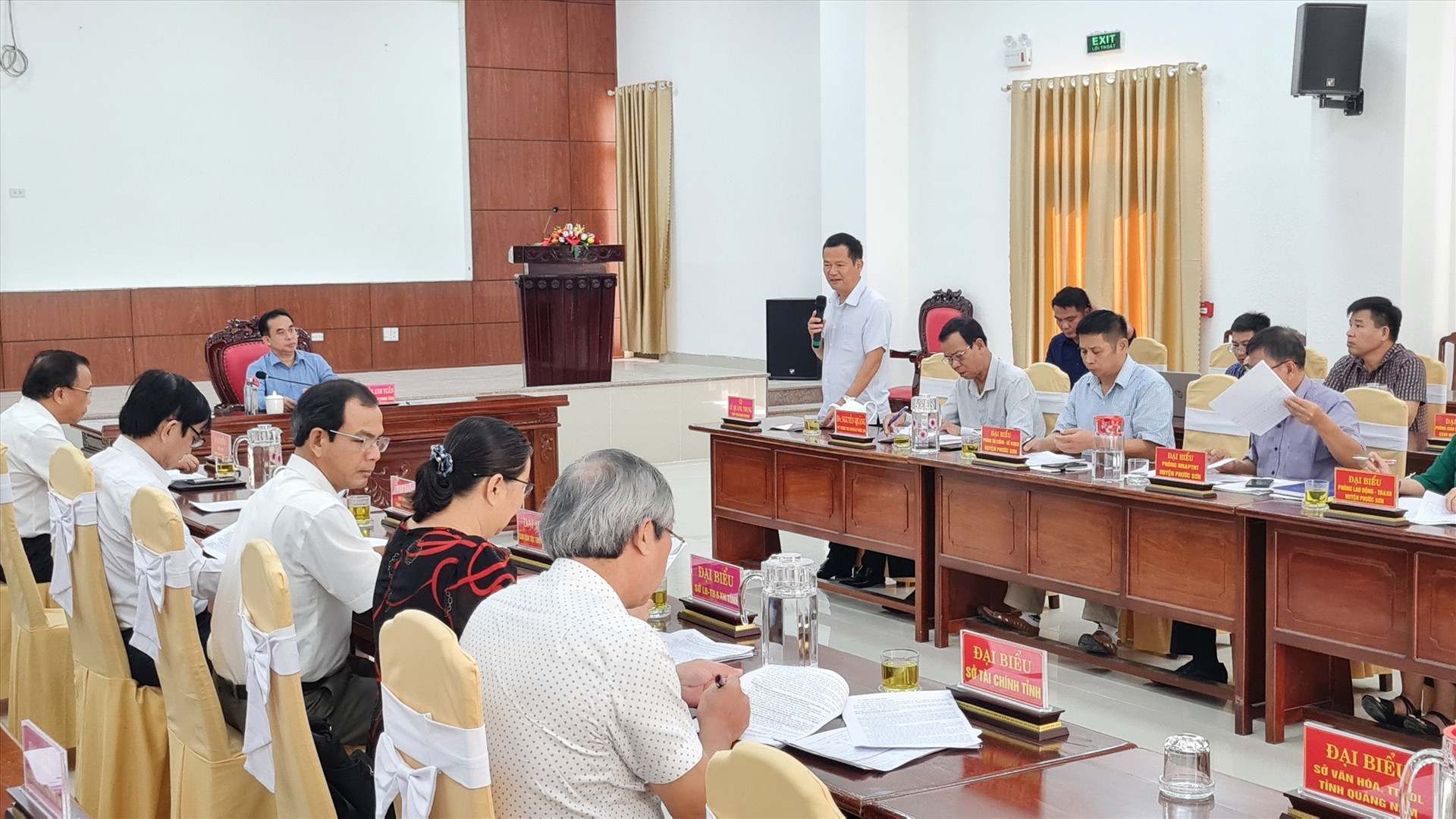 Chủ tịch UBND huyện Phước Sơn Lê Quang Trung nêu những khó khăn. Ảnh: D.L