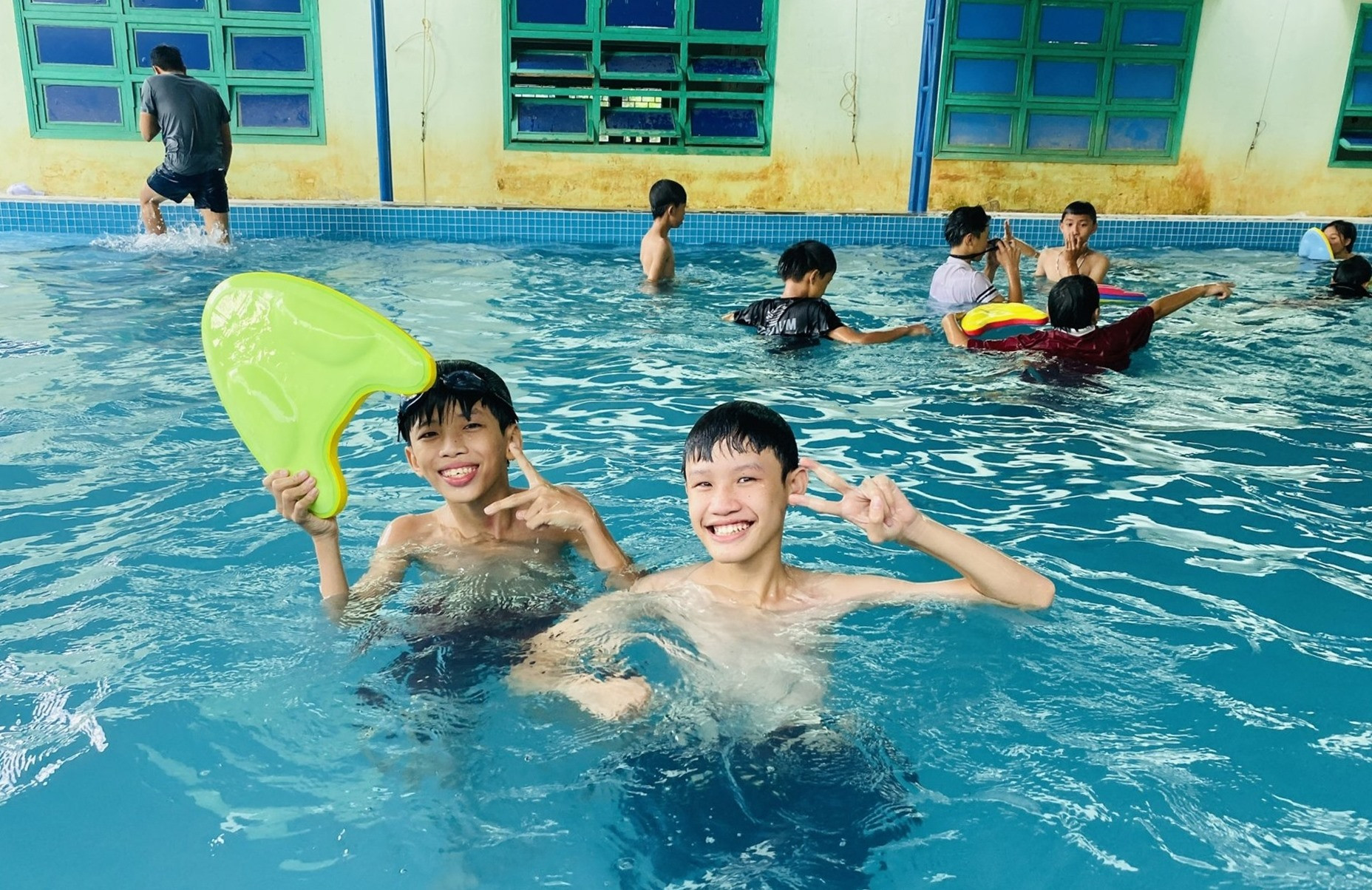 Trẻ em huyện Hiệp Đức phấn khởi vì được học bơi miễn phí. Ảnh: CTV