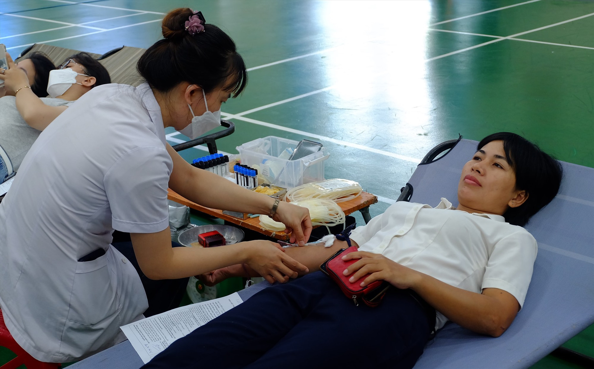 Một đoàn viên nữ tham gia hiến máu tình nguyện. Ảnh: M.L
