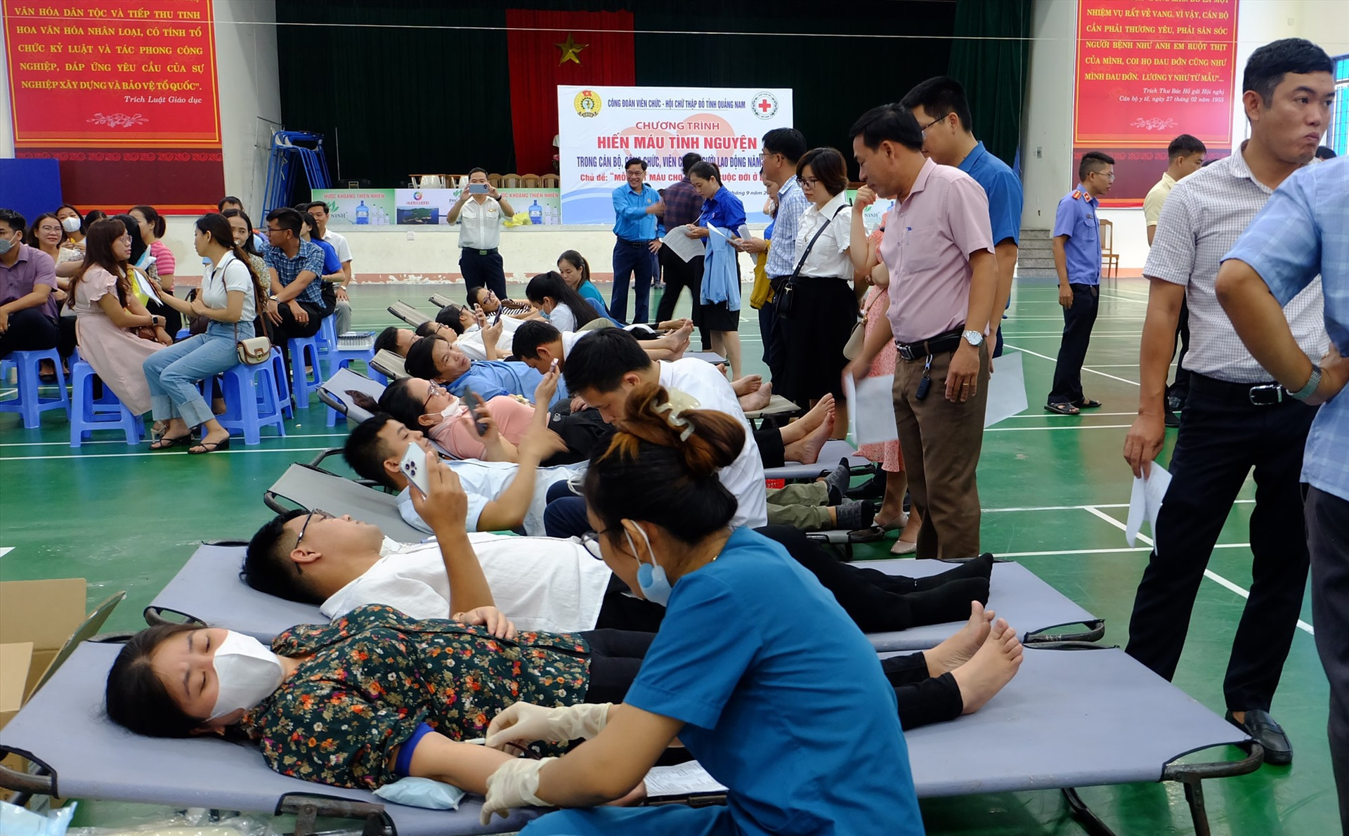 Đông đảo cán bộ viên chức người lao động tham gia chương trình hiến máu tình nguyện. Ảnh: M.L
