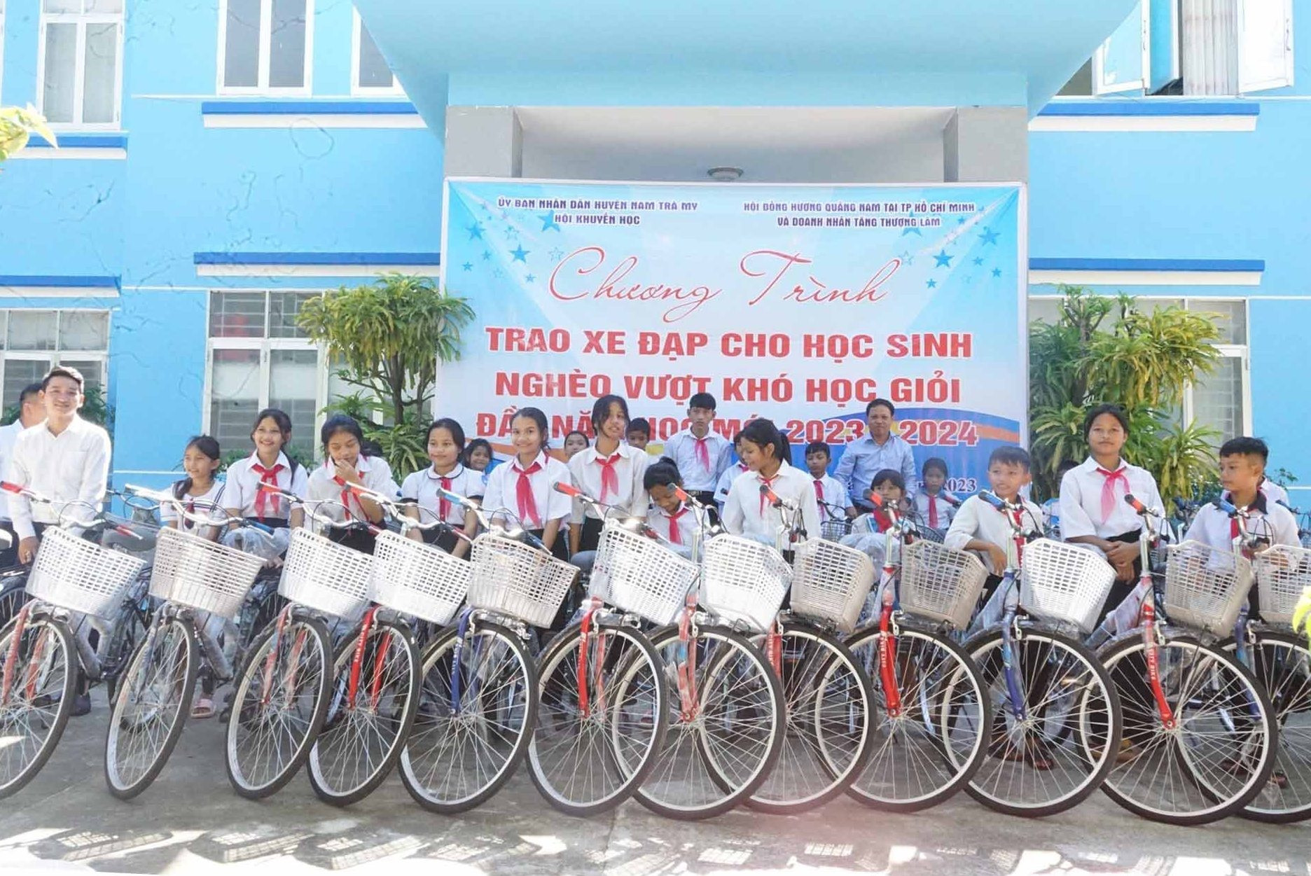 Trao xe đạp cho học sinh Nam Trà My. Ảnh: PHÚ THIỆN