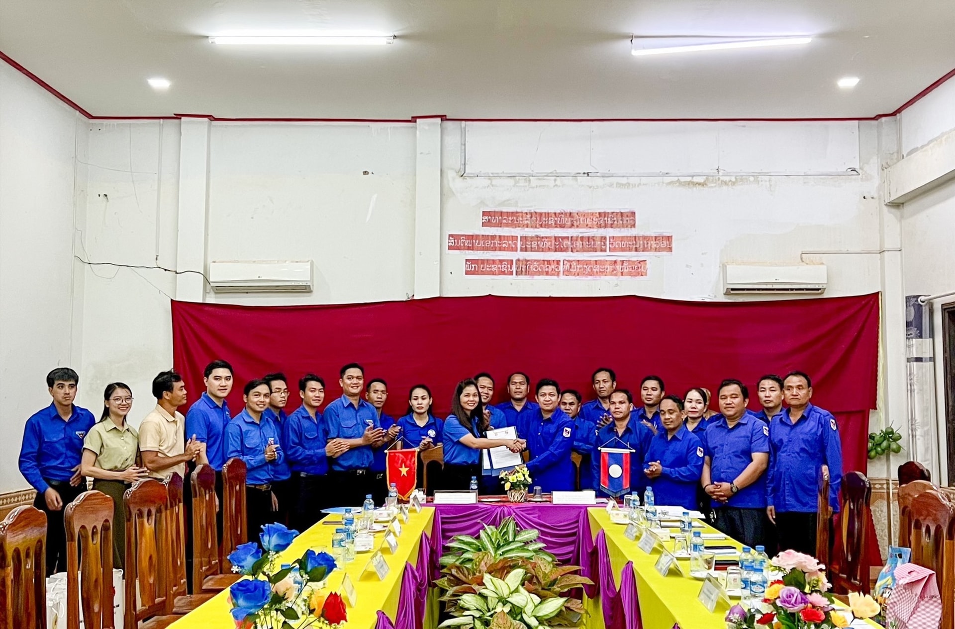 Signing ceremony of the cooperation MoU between the Quang Nam and Sekong Youth Unions. Photo: Tinhdoanqnam