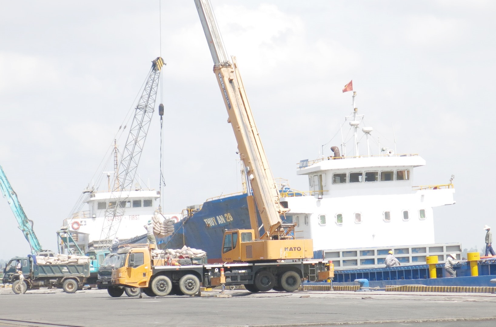 Giải ngân vốn đầu tư công thấp, suy giảm sản xuất, xuất nhập khẩu là những nguyên nhân chính tác động khiến nền kinh tế chưa thể vực dậy. Ảnh: T.D