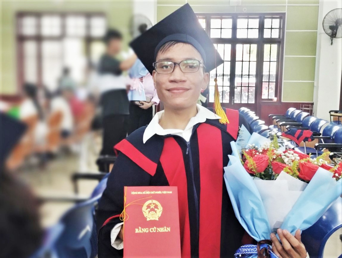 Niềm vui của Hiên Công trong ngày nhận bằng tốt nghiệp đại học. Ảnh: NVCC