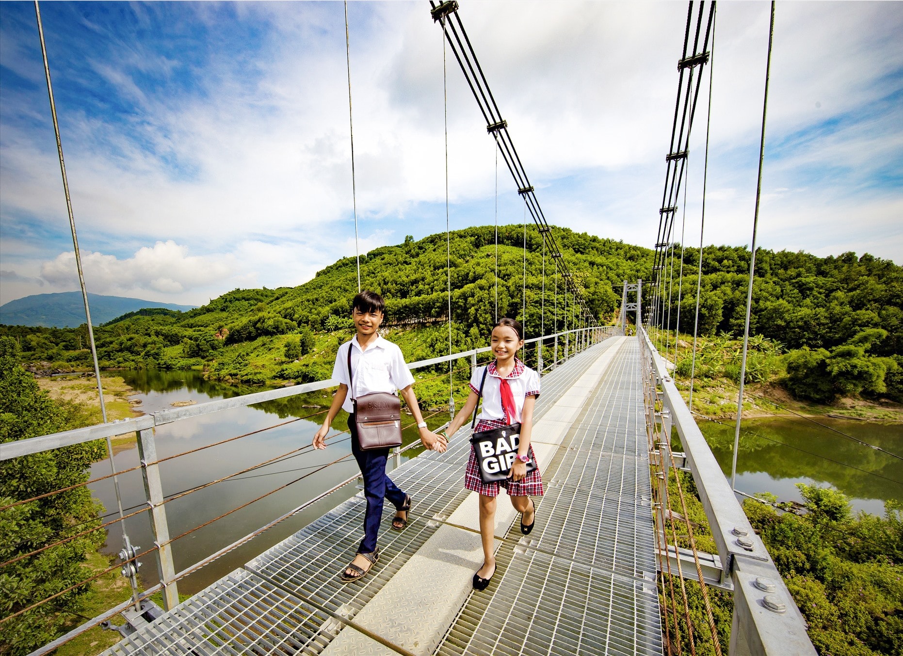 Hạ tầng giao thông miền núi được đầu tư mạnh, góp phần đổi thay diện mạo vùng tây Quảng Nam. Ảnh: L.T.K