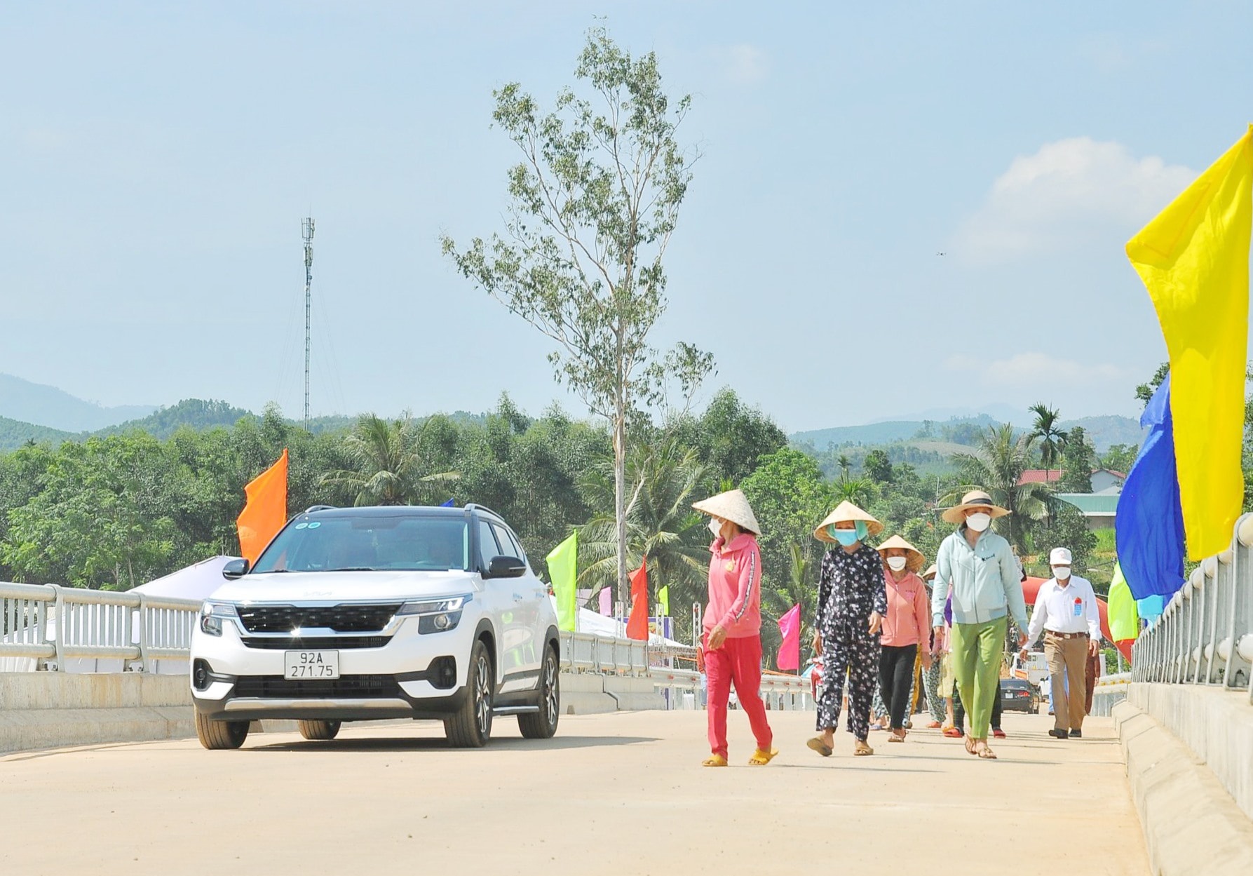 Công trình cầu Sông Khang hoàn thành và đưa vào sử dụng cuối tháng 4 năm ngoái đã tạo động lực thúc đẩy phát triển kinh tế - xã hội của huyện Hiệp Đức. Ảnh: P.Đ