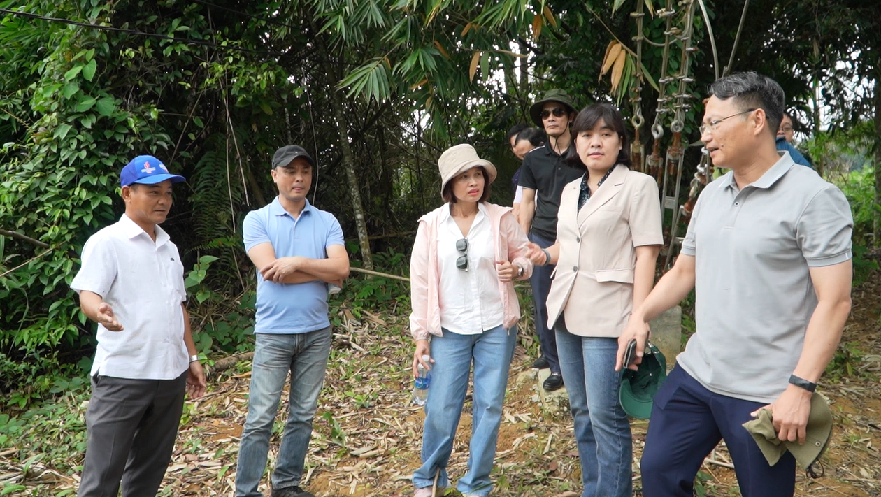 Trước đó Đoàn công tác đã có chuyến khảo sát thực tế tại các doanh nghiệp viễn thông trên địa bàn huyện Nam Giang. Ảnh:T-T