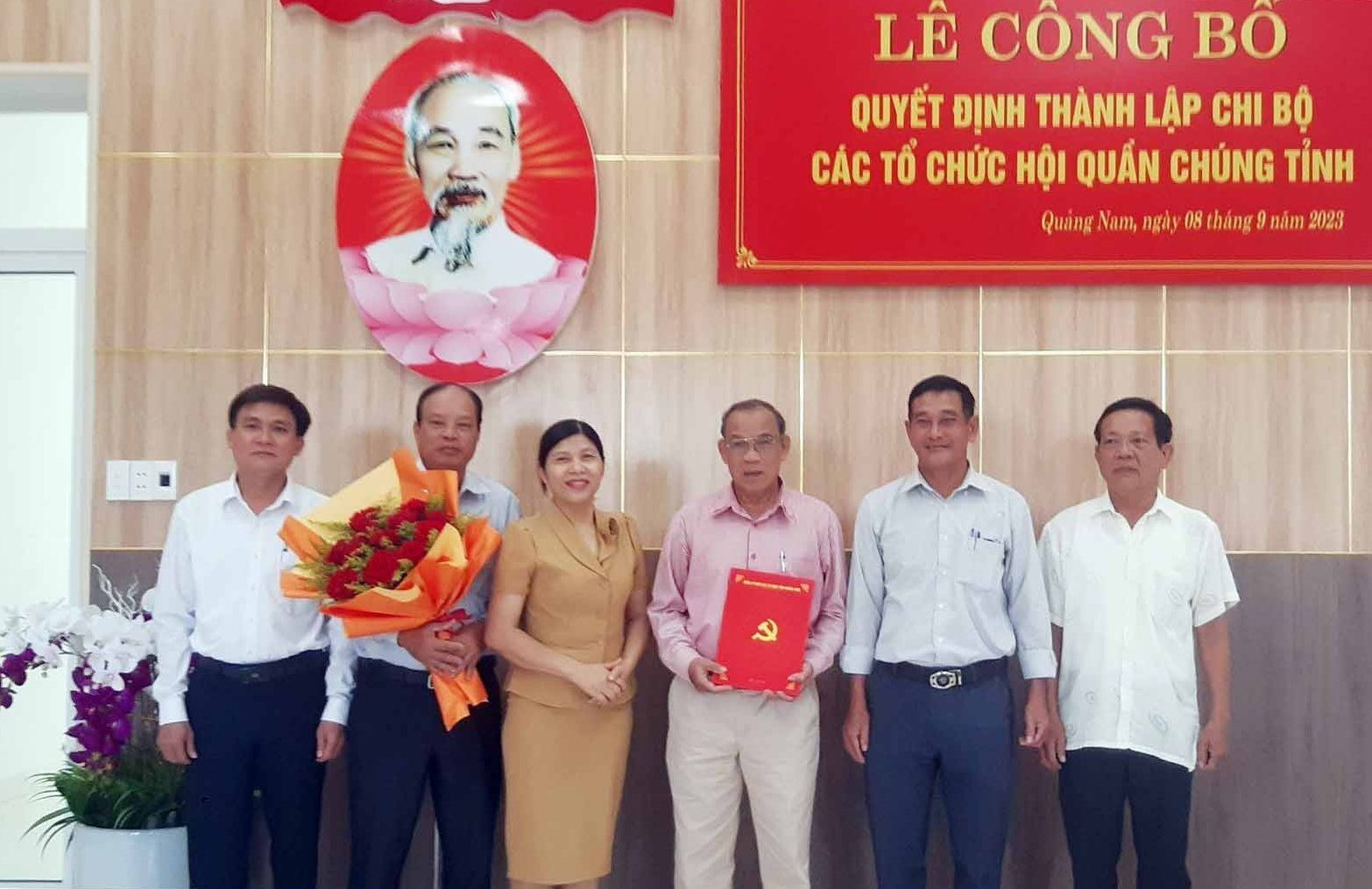 Đồng chí Phó Bí thư Thường trực Đảng uỷ Khối các cơ quan Nguyễn Thị Hà tặng hoa cho 5 đồng chí BCH Chi bộ ra mắt nhận nhiệm vụ.