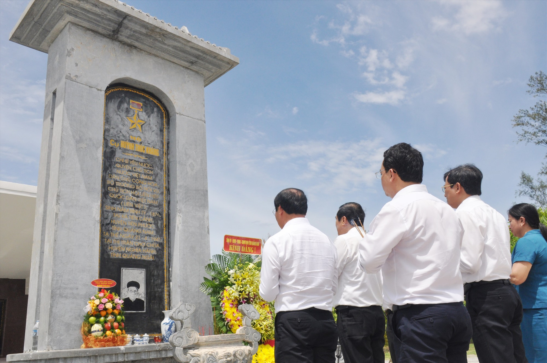 Đoàn đại biểu của tỉnh thực hiện nghi thức dâng hoa, dâng hương tưởng nhớ Quyền Chủ tịch nước Huỳnh Thúc Kháng. Ảnh: N.Đ
