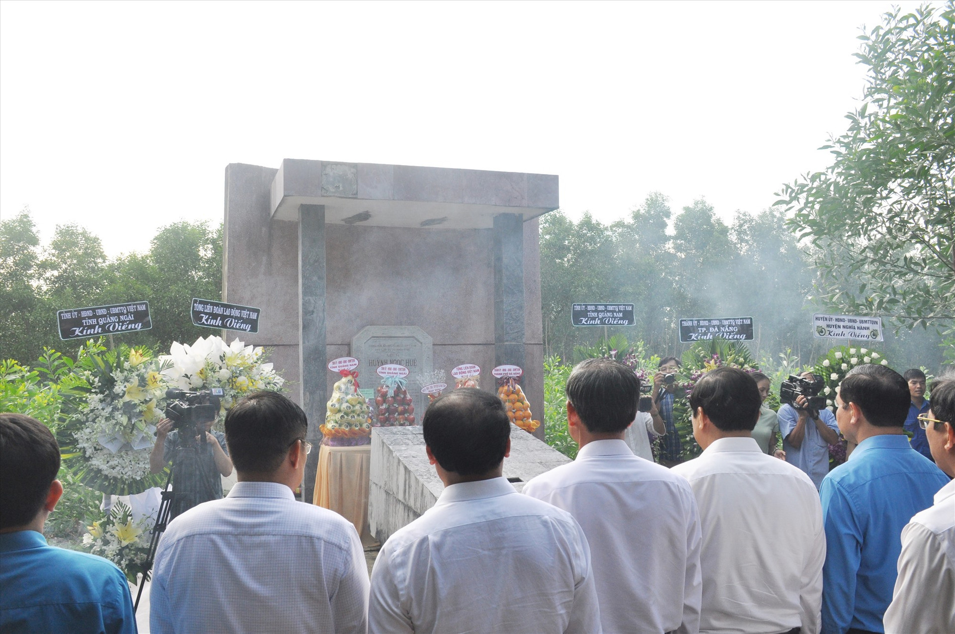 Các đại biểu thành kính tưởng nhớ những đóng góp, hy sinh của đồng chí Huỳnh Ngọc Huệ cho sự nghiệp đấu tranh cách mạng của dân tộc. Ảnh: N.Đ