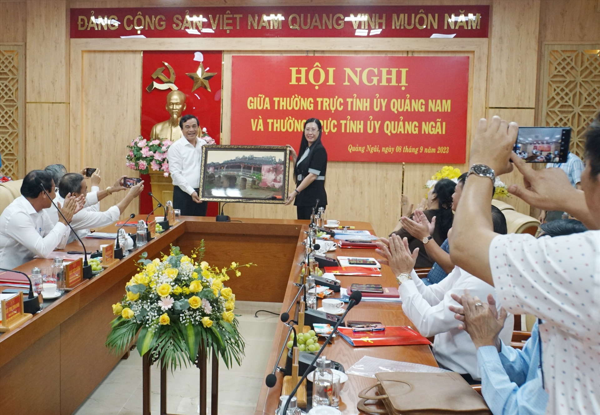 Bí thư Tỉnh ủy Quảng Nam Phan Việt Cường tặng quà lưu niệm cho Thường trực Tỉnh ủy Quảng Ngãi. Ảnh: N.Đ