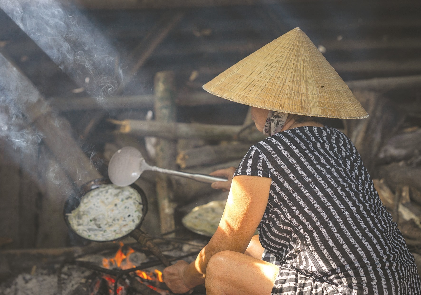 Xoay chảo cho bột tráng đều chảo.