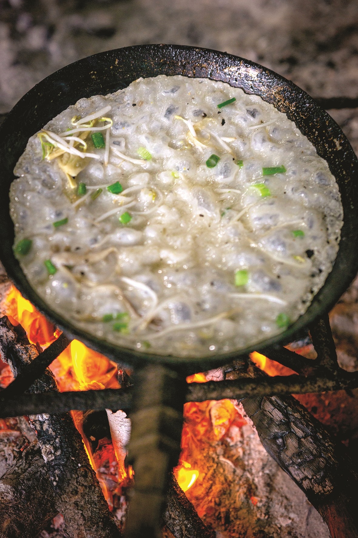 Đợi bánh xèo vừa chín tới rồi đổ ra mâm.