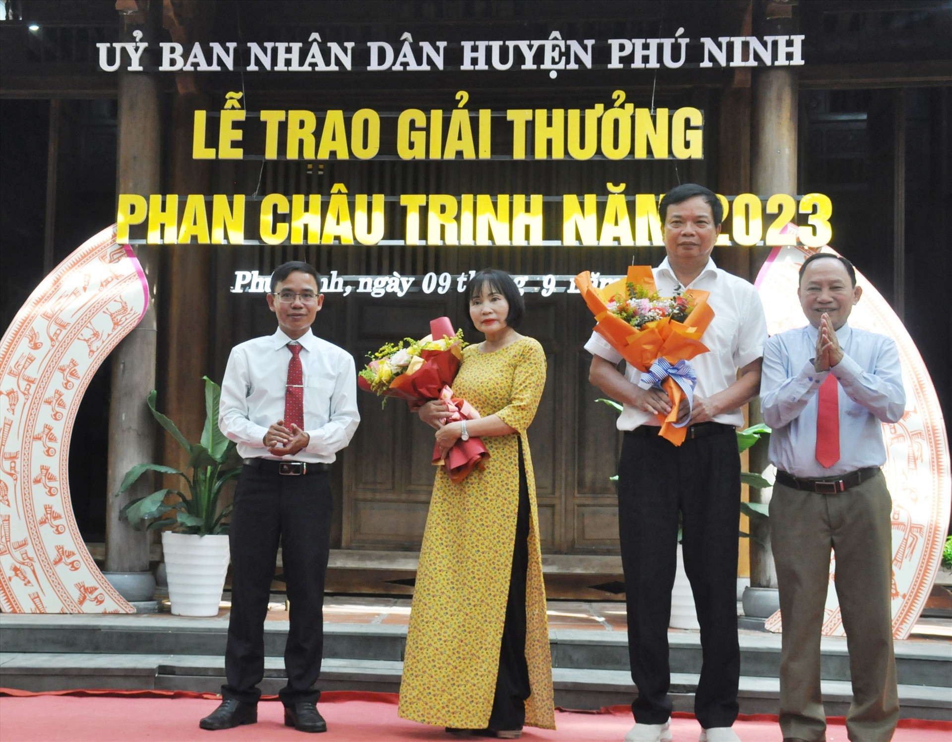 Lãnh đạo huyện Phú Ninh tặng hoa cảm ơn các nhà tài trợ đã đồng hành với công tác khuyến học, khuyến tài của huyện thời gian qua. Ảnh: N.Đ