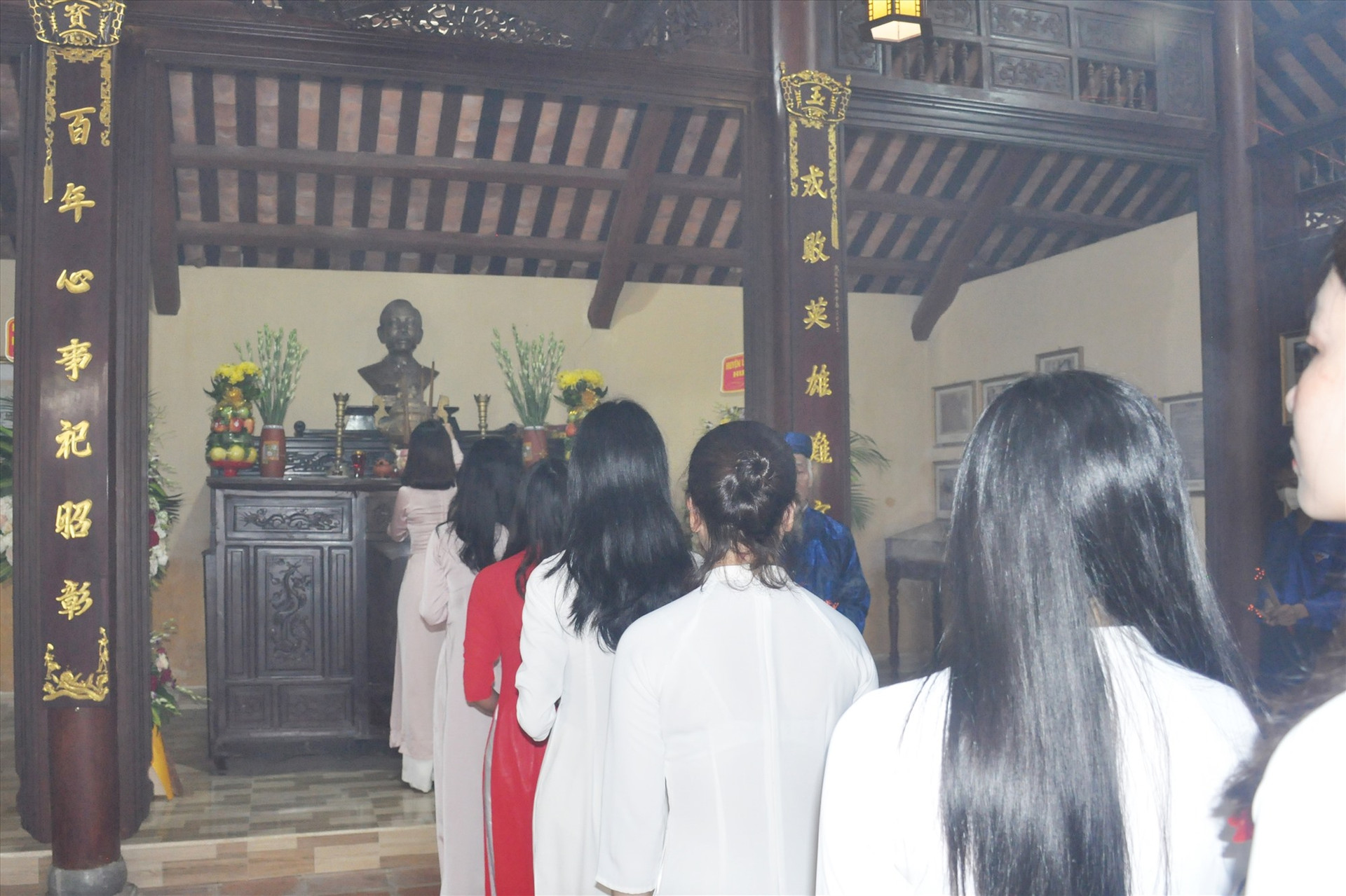 Các học sinh, sinh viên được trao giải thưởng Phan Châu Trinh dâng hương tưởng niệm Nhà yêu nước Phan Châu Trinh. Ảnh: N.Đ