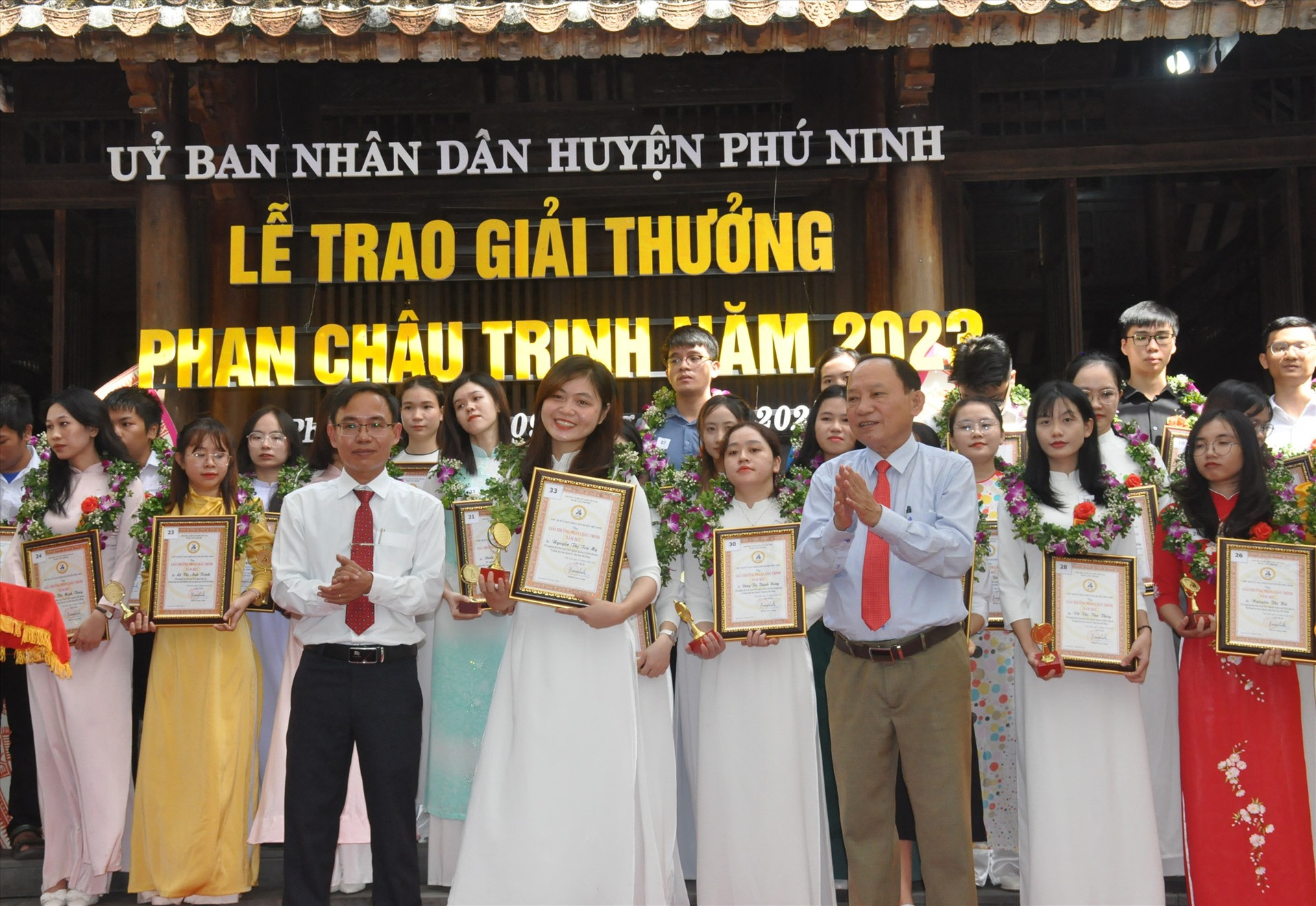 Lãnh đạo Thường trực Huyện ủy Phú Ninh trao giải thưởng Phan Châu Trinh cho các học sinh, sinh viên có thành tích học tập xuất sắc năm học 2022 - 2023. Ảnh: N.Đ