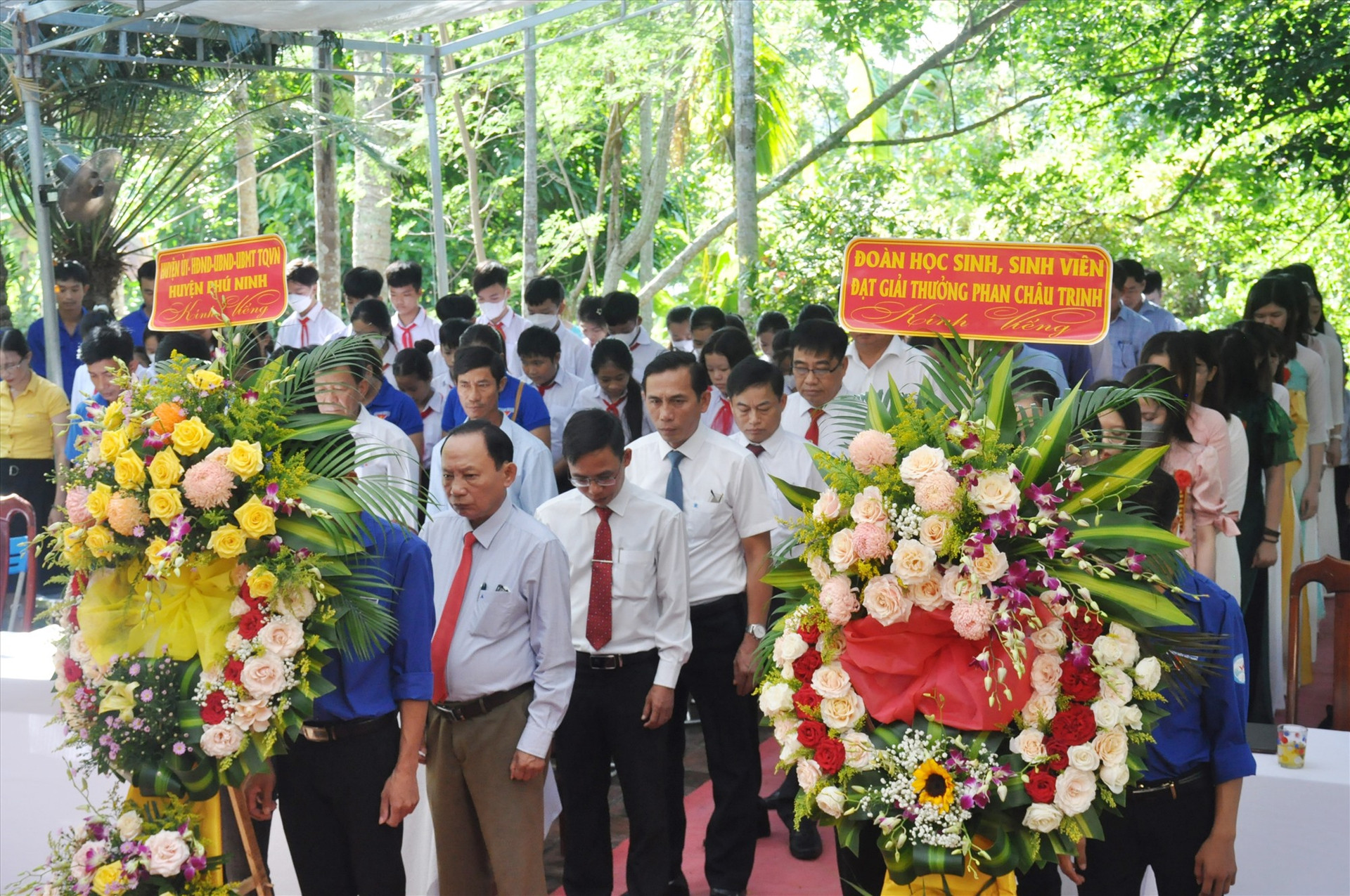 Đoàn đại biểu lãnh đạo huyện Phú Ninh và học sinh, sinh viên thực hiện nghi thức dâng hoa, tưởng niệm Nhà yêu nước Phan Châu Trinh. Ảnh: N.Đ
