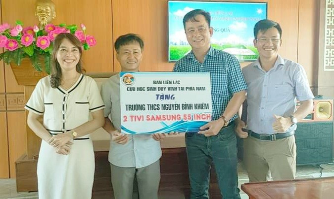 Đại diện cựu học sinh xã Duy Vinh tại các địa phương phía Nam tặng Trường THCS Nguyễn Bỉnh Khiêm 2 ti vi Samsung.  Ảnh: PV