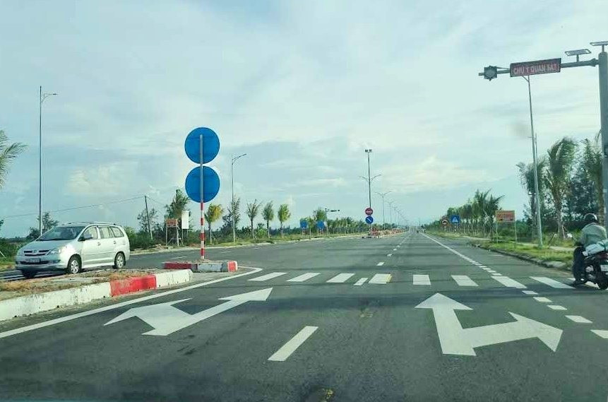 UBND tỉnh yêu cầu khắc phục những tồn tại, tăng cường bảo đảm an toàn giao thông trên tuyến đường Võ Chí Công. Ảnh: C.N