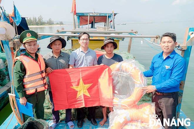 Sự đồng hành của các cấp chính quyền, đoàn thể giúp ngư dân yên tâm bám biển. Ảnh: T.Y