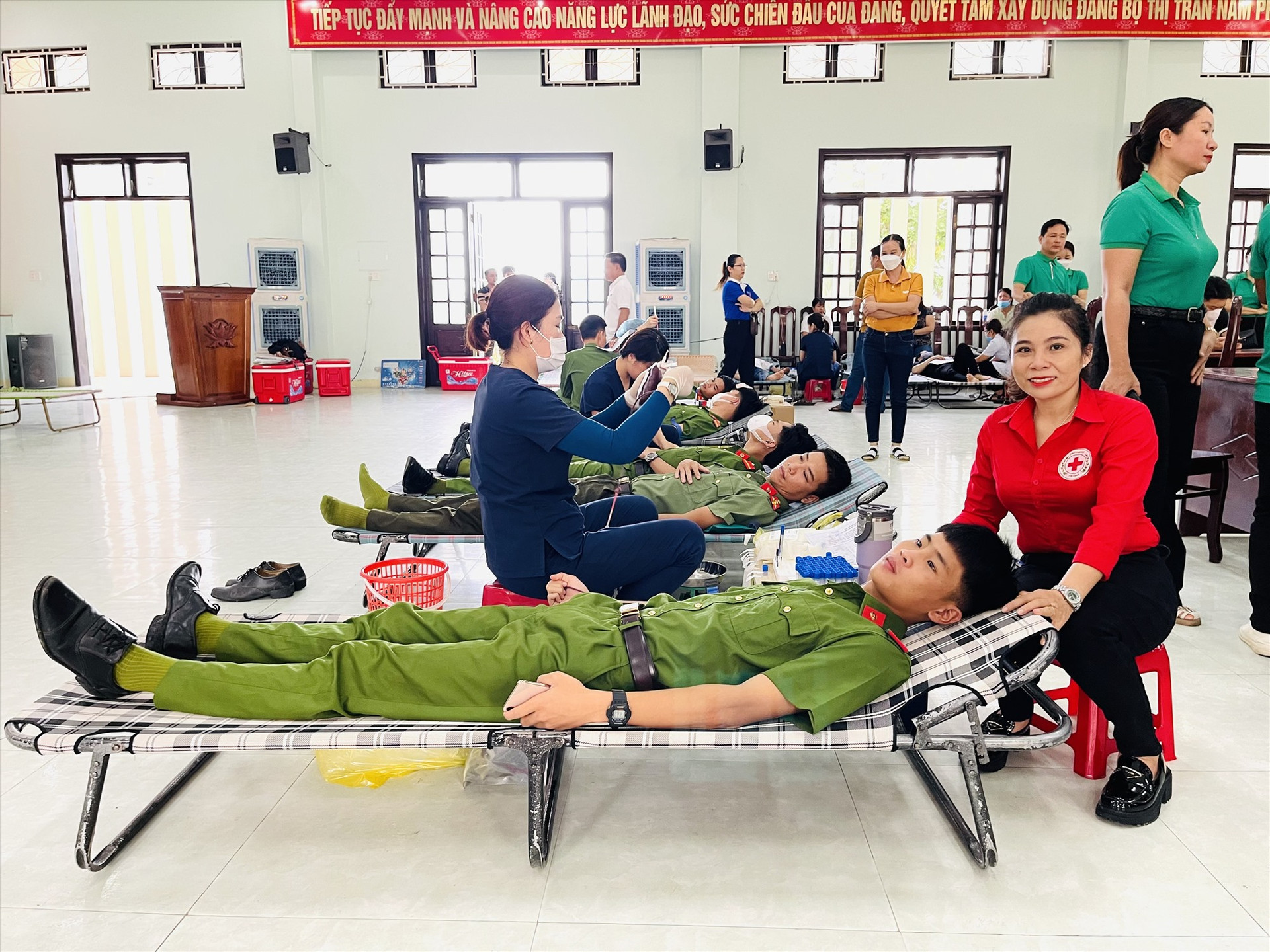 Cán bộ, chiến sĩ Công an huyện Duy Xuyên tham gia hiến máu.   Ảnh: N.T